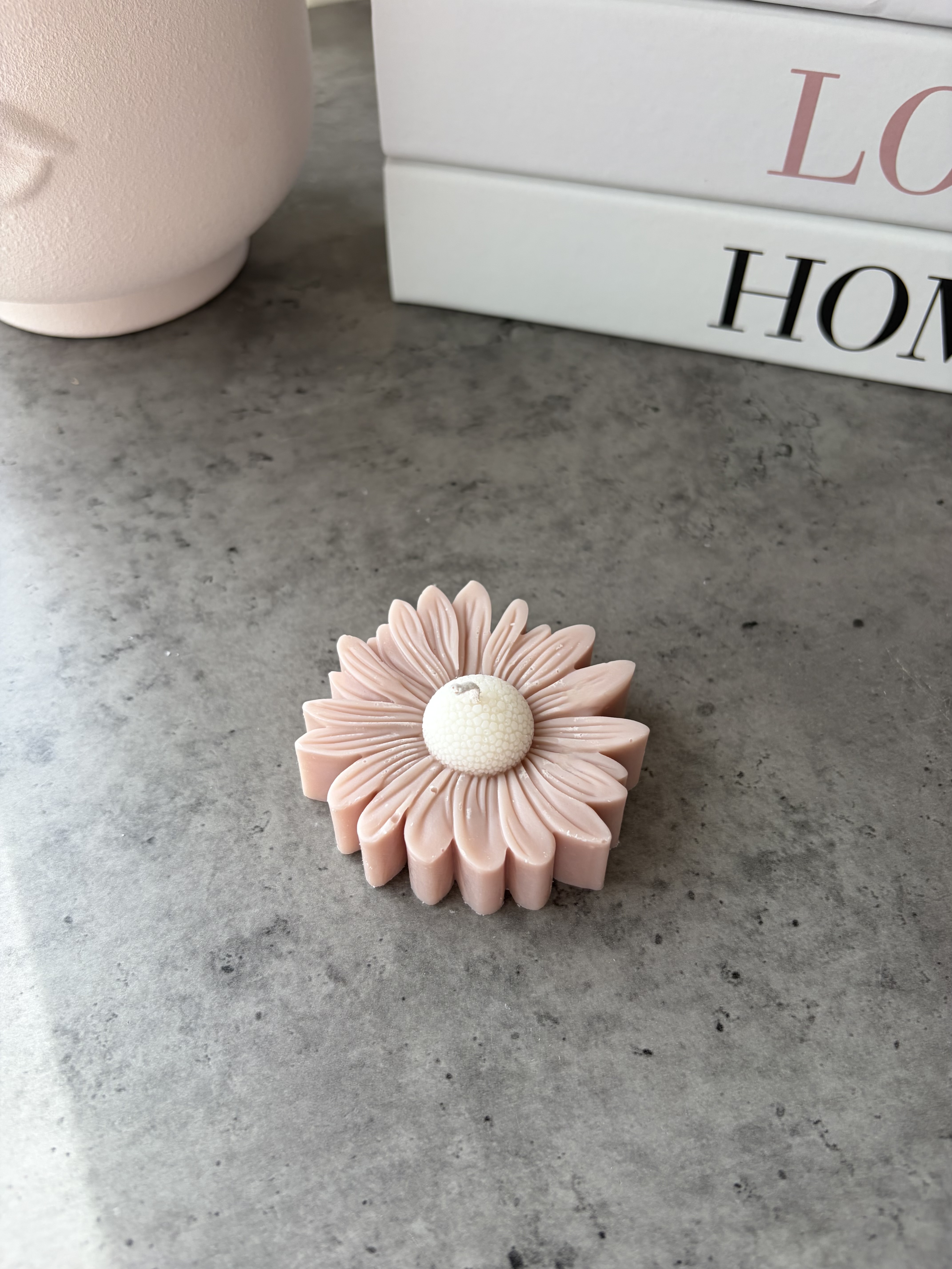 kvietok-daisy-hneda