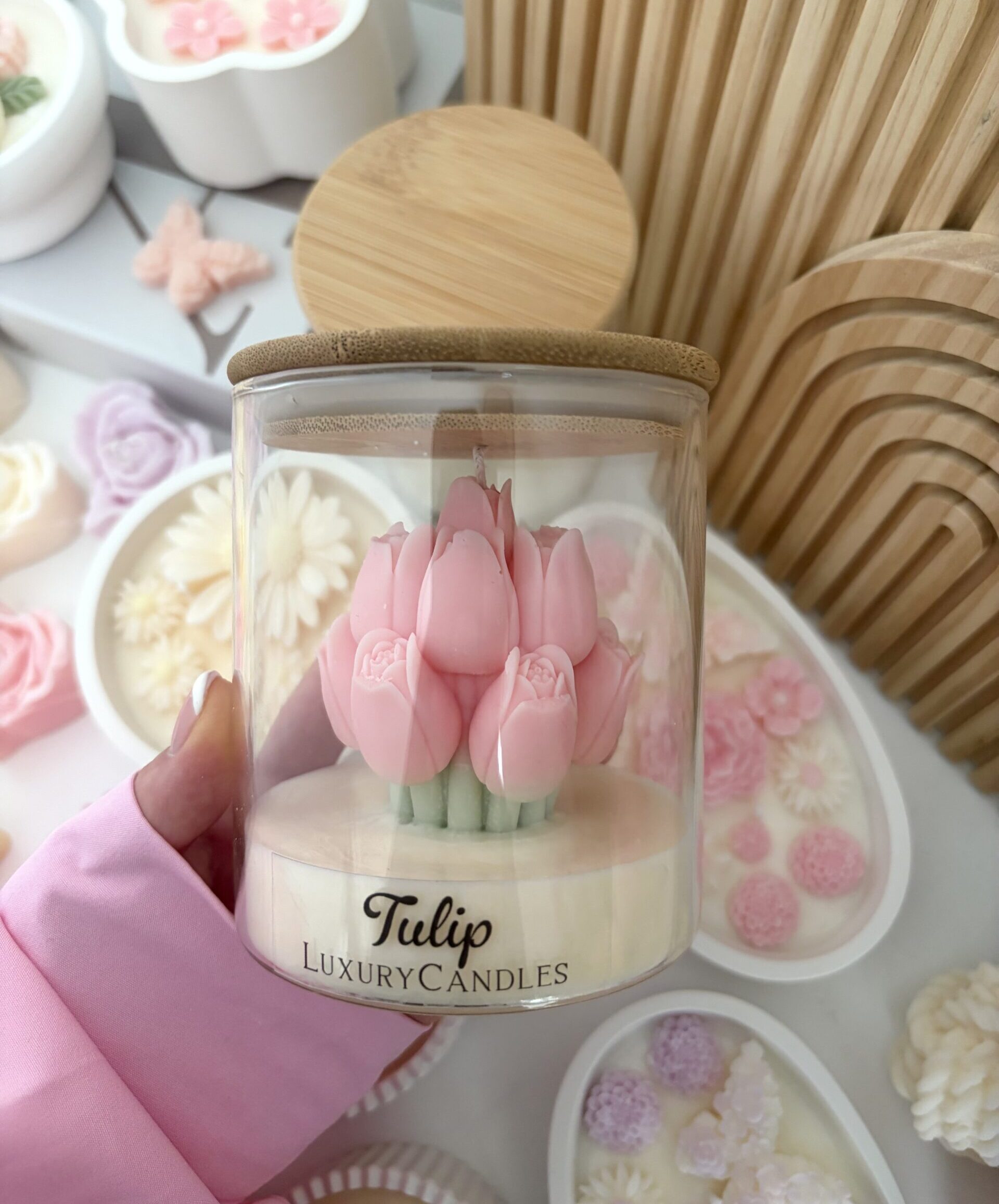 tulipanova-kyticka-v-skle-ruzova-scaled-e1771434961904